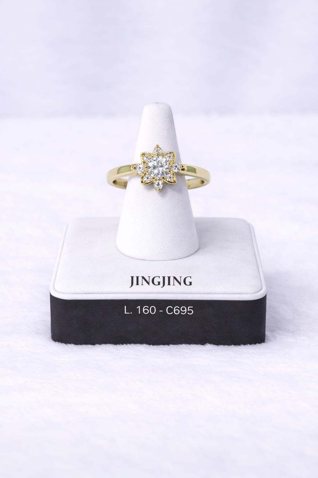 Anillo laminado de oro 18k diseño flor con zirconia central brillante