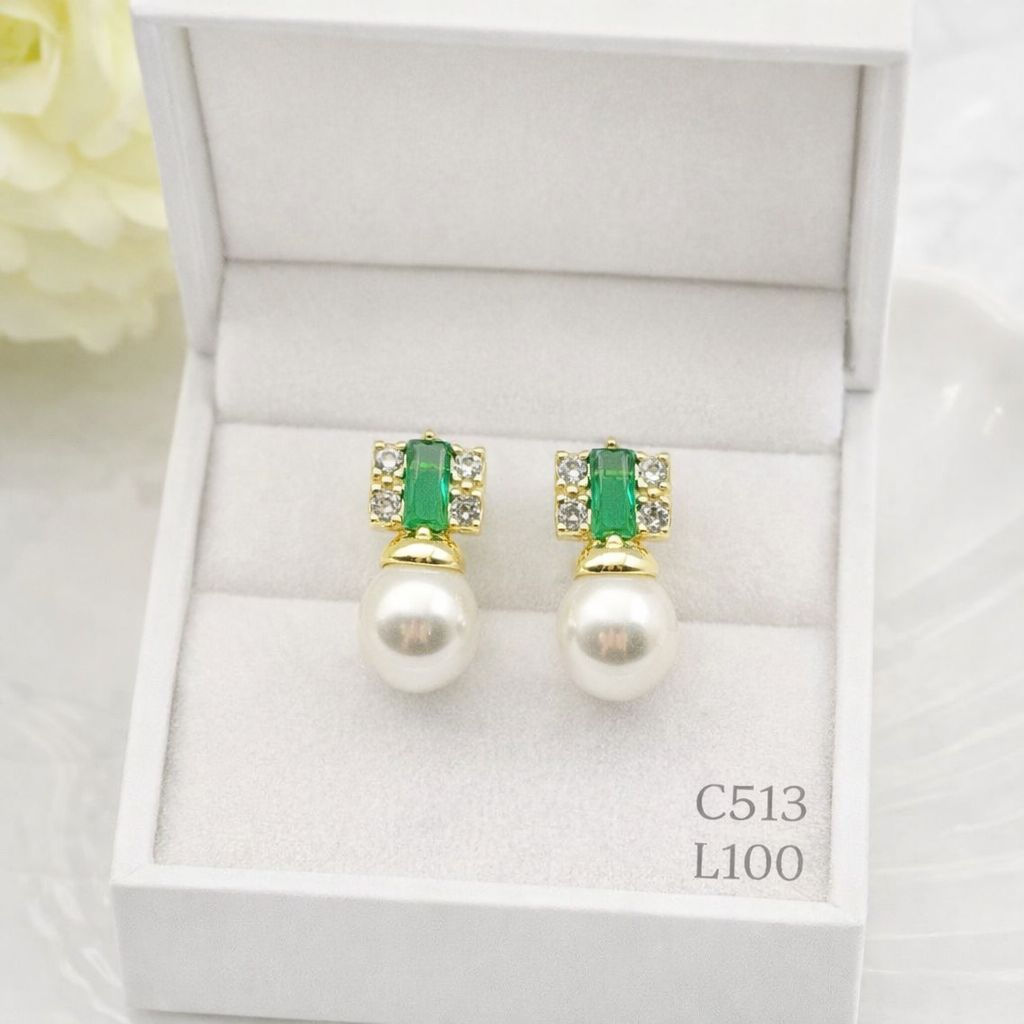 Arito laminado de oro 18k diseño elegante con piedra verde rectangular y perla