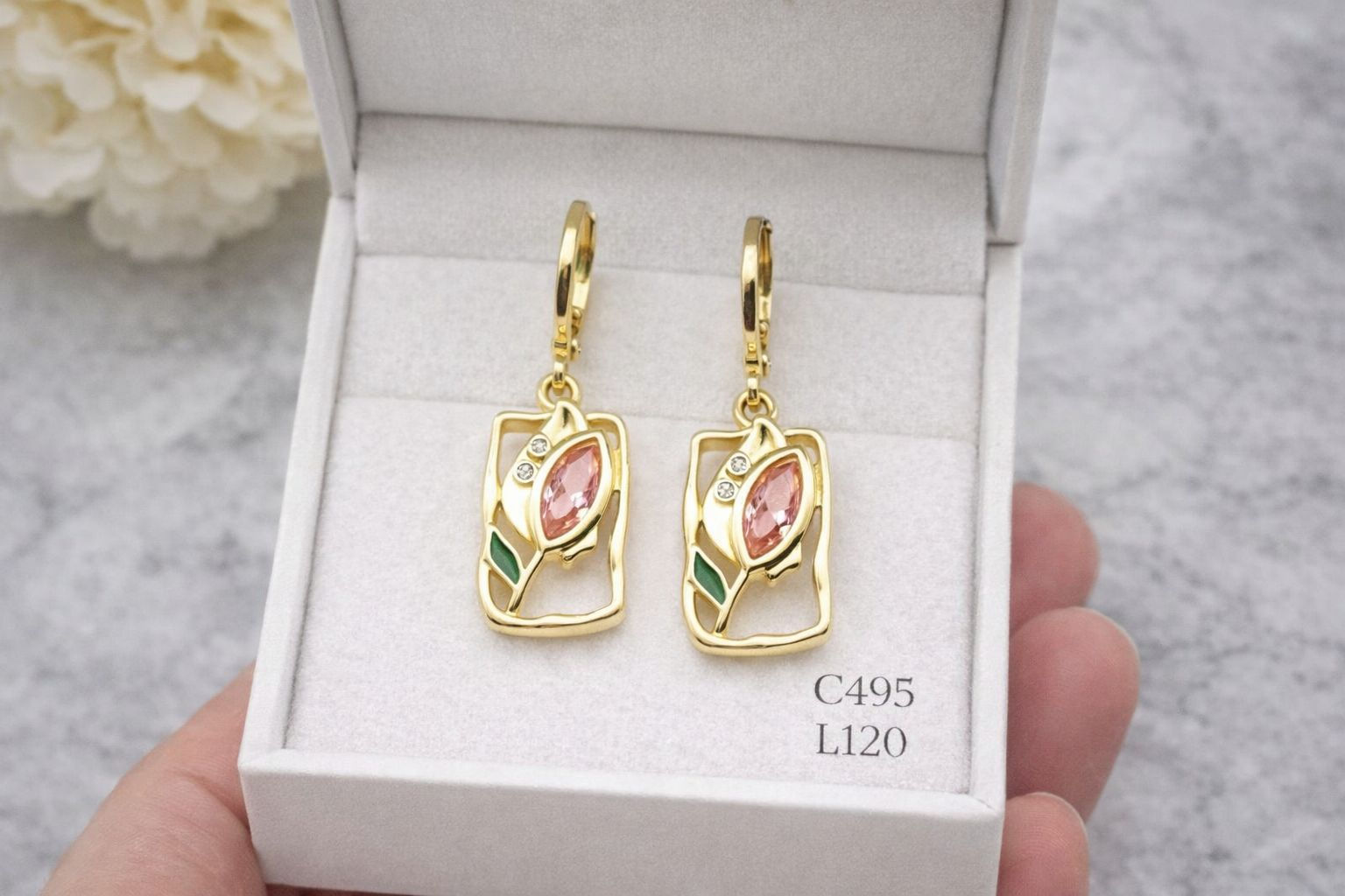 Aritos laminado de oro 18k con diseño floral geométrico y piedra rosa central