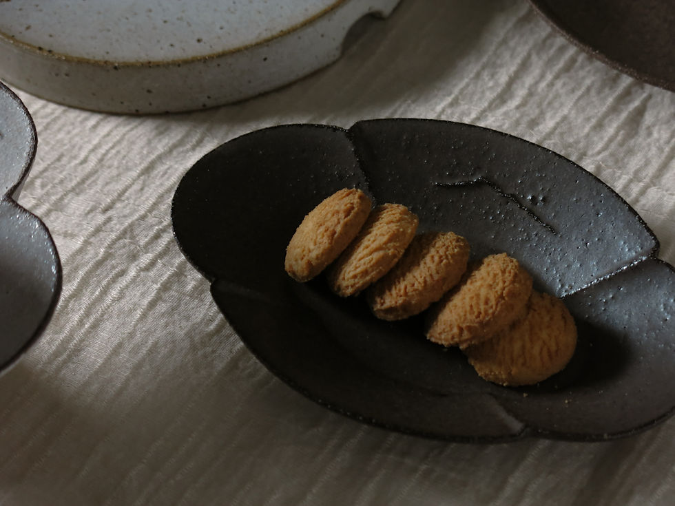 Thumbnail: 《花輪》4瓣橢圓小碟 黑白色