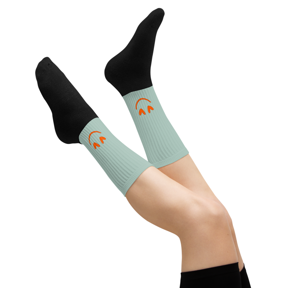 Miniaturbild: Statement Socken in Salbei Grün mit Sublimations Aufdruck Smiley mit Herzaugen in Orange