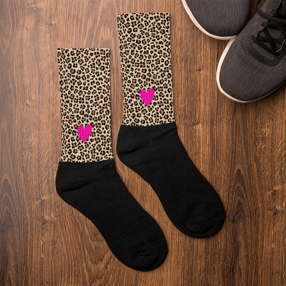 Miniaturbild: Gemütliche Leo Socken mit Leoparden Design und Herzprint in Neonpink