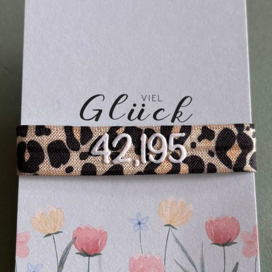 Miniaturbild: Leo Armband mit dem Print 42,195 (Marathon) in weiß