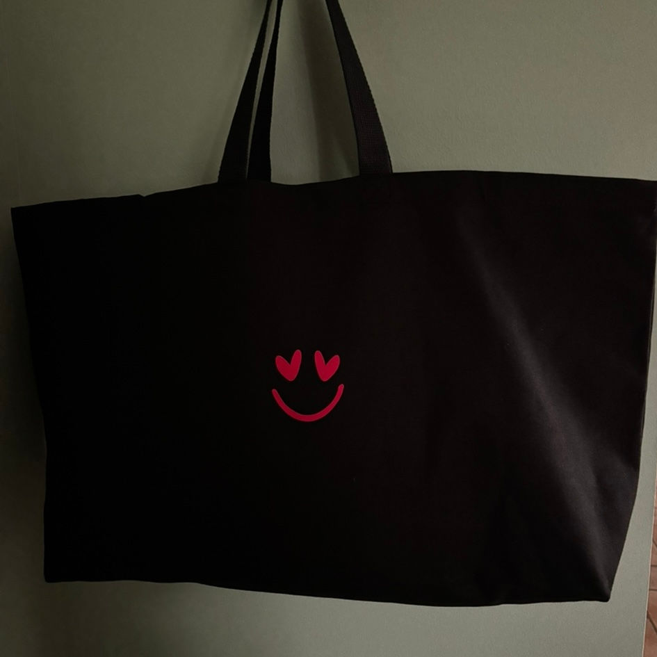 Miniaturbild: XXL Oversized Bag Smiley mit Herzaugen Neonpink auf Schwarz