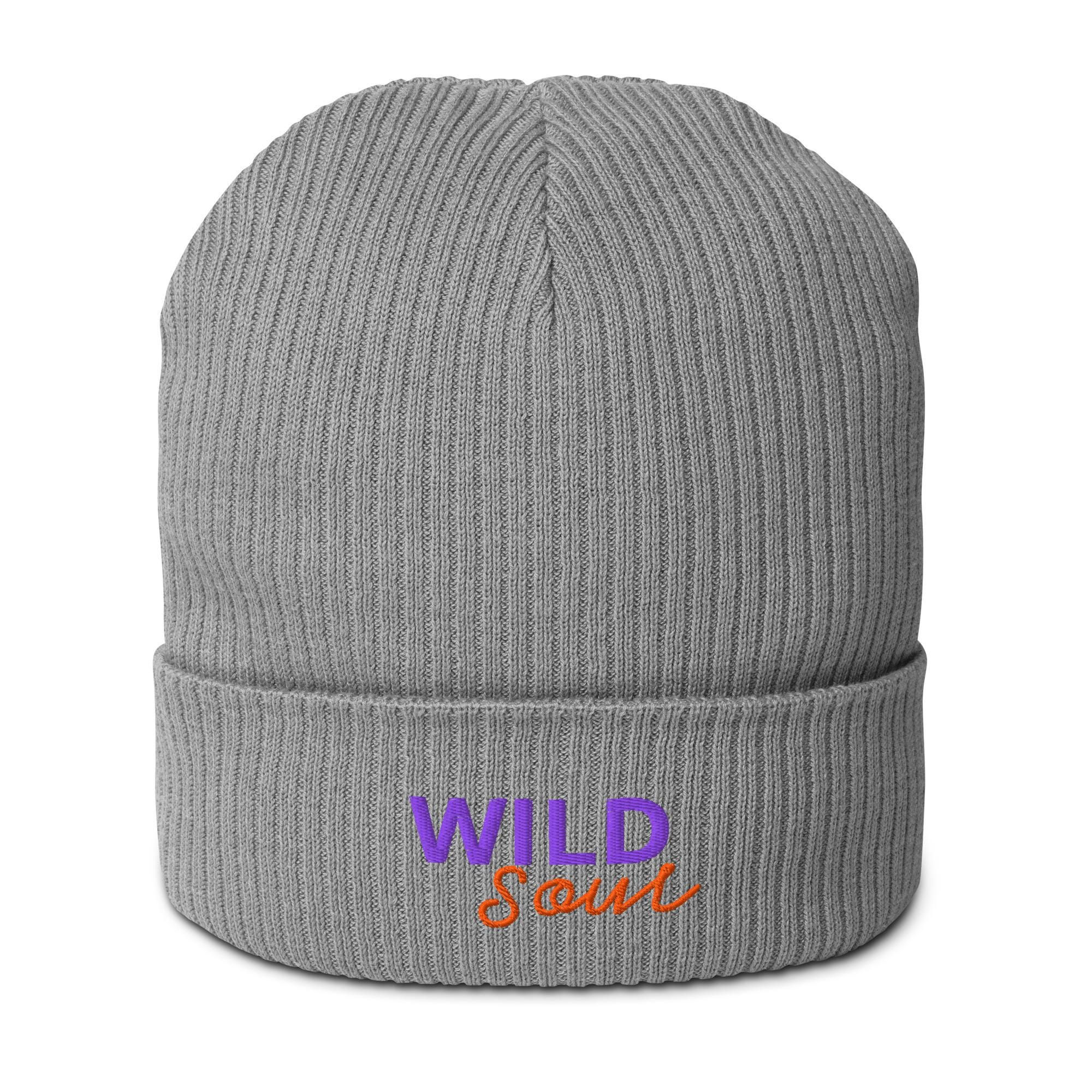 gerippte Beanie Mütze aus Biobaumwolle mit Wild Soul Stickerei  auf grau