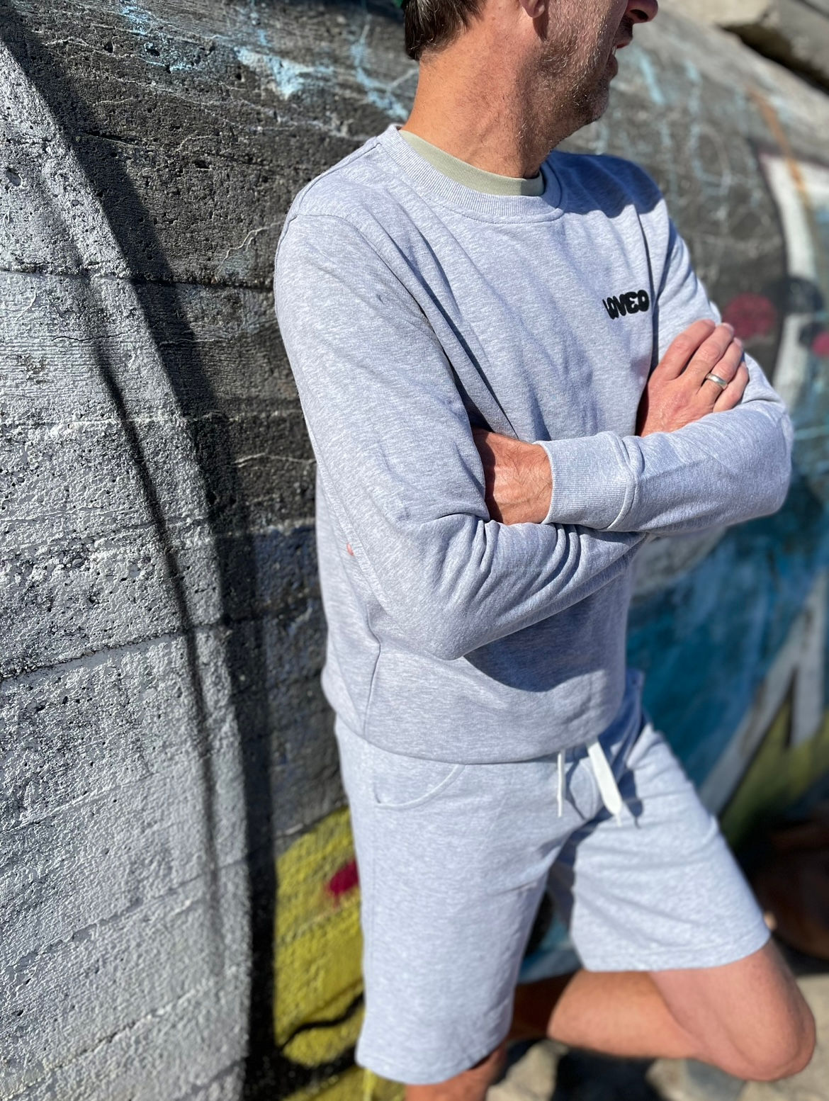 Mann trägt Sweatshirt aus Biobaumwolle