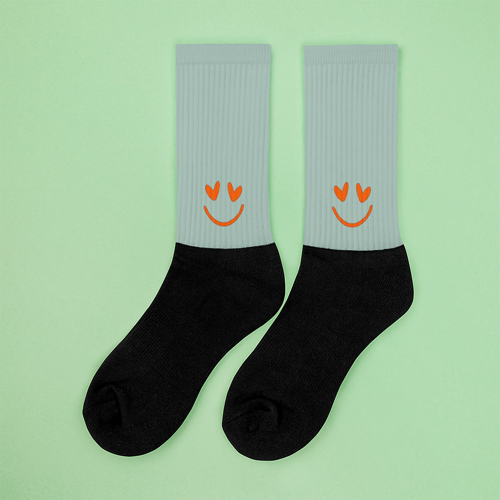Miniaturbild: Statement Socken in Salbei Grün mit Sublimations Aufdruck Smiley mit Herzaugen in Orange
