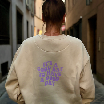 Kuschelige Pullover mit Brust- oder Rückenprint