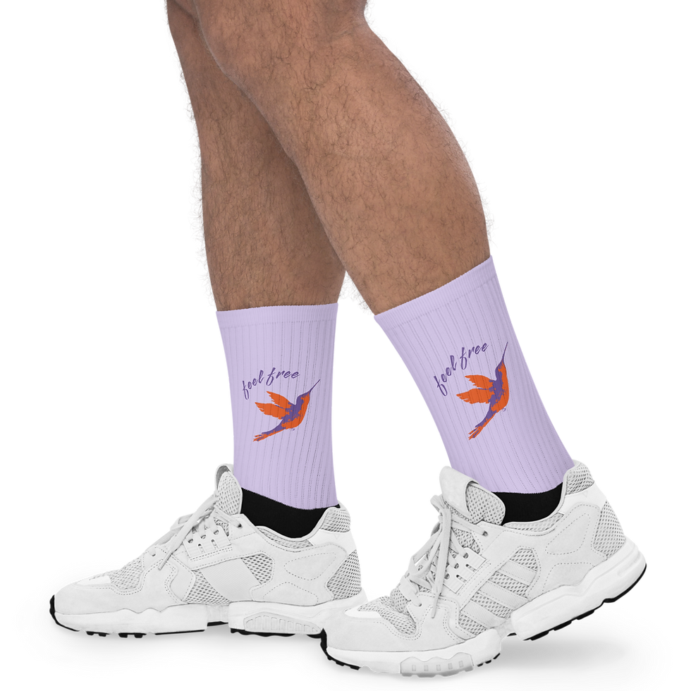Miniaturbild: Statement Socken mit Sublimationsdruck - feel free Kolibri in Flieder Farben für Männer und Frauen