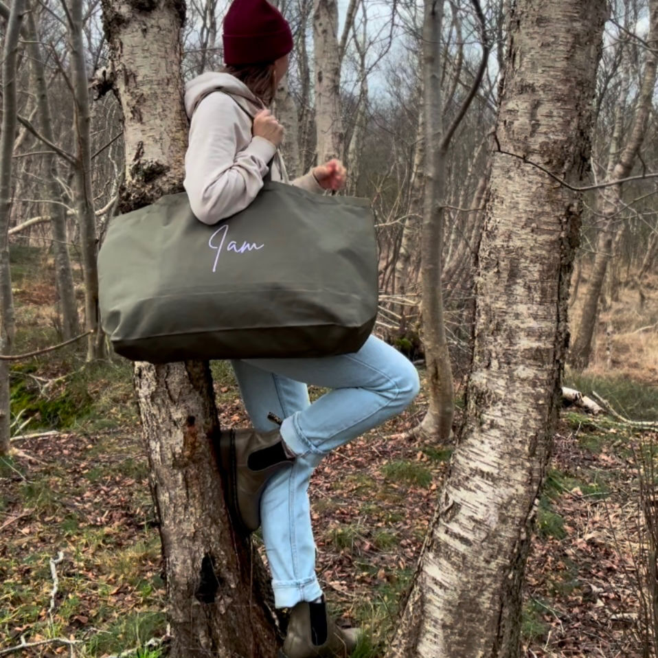 Miniaturbild: XXL Oversized Canvas Bag aus Baumwolle in Khaki Grün mit dem Aufdruck I am in Fliederfarben. Das stärkste Mantra.
