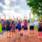 Laufgruppe in bunten, personalisierten Teamshirts mit Logo