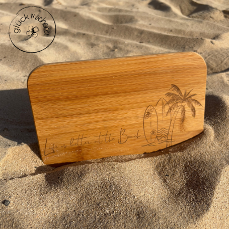 Frühstücksbrett aus Bambus mit Spruch und Palme und Surfbrett - Life is better at the Beach