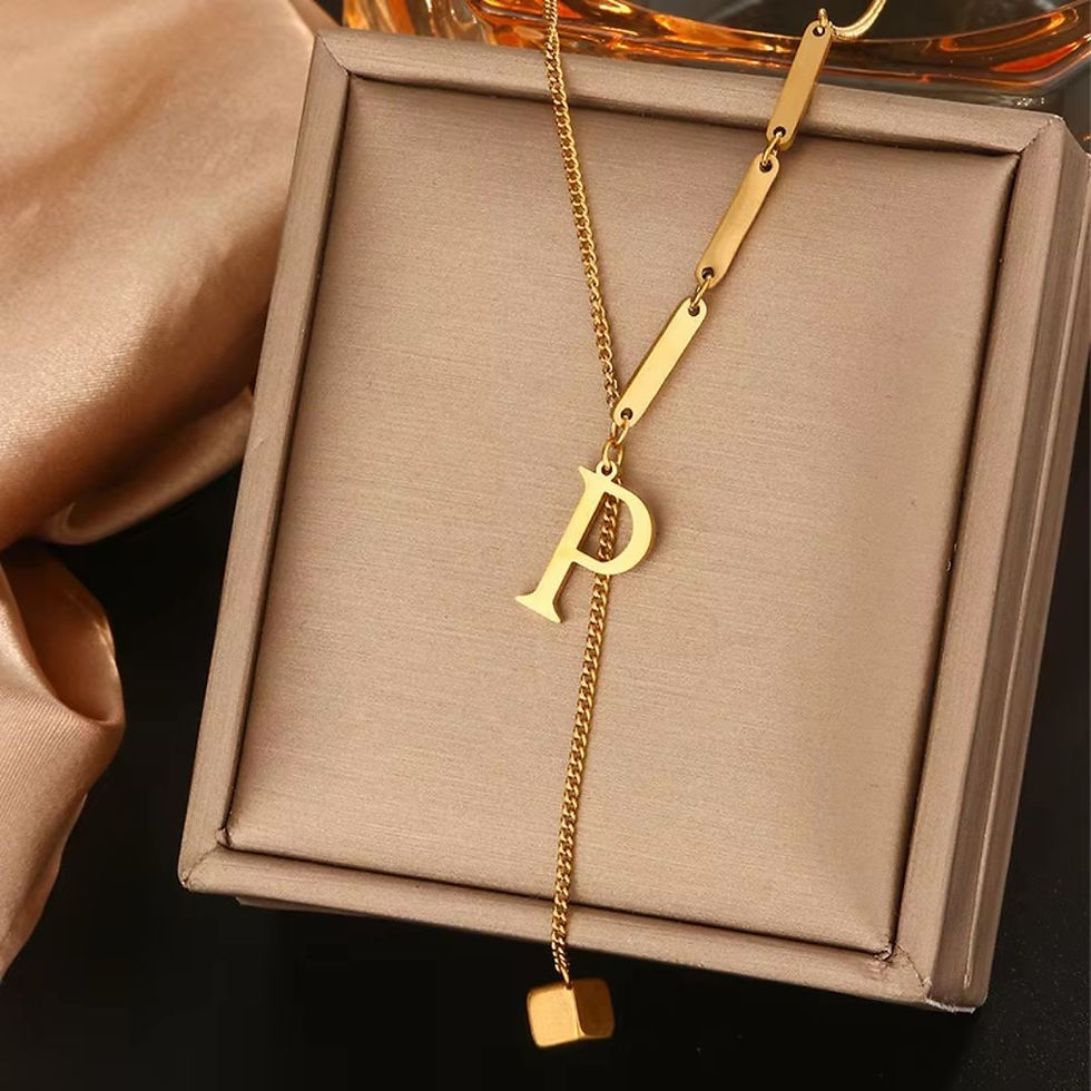 Collar letra dorada