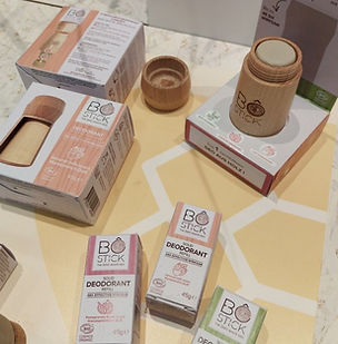 Die Verpackungen der festen Shampoos, Duschbäder und Reinigungsmittel sind nicht immer umweltfreundlich