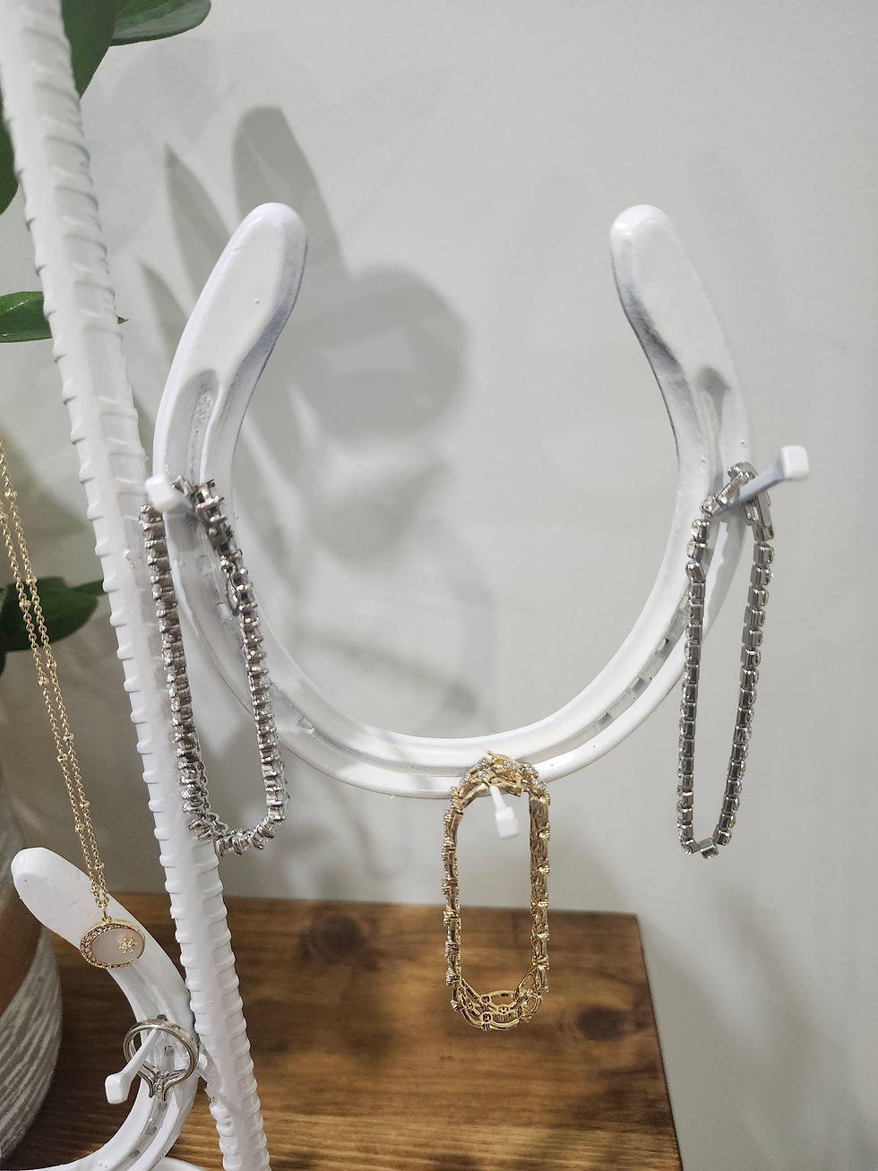 Thumbnail: White Handcrafted Metal Horseshoe Jewelry Stand