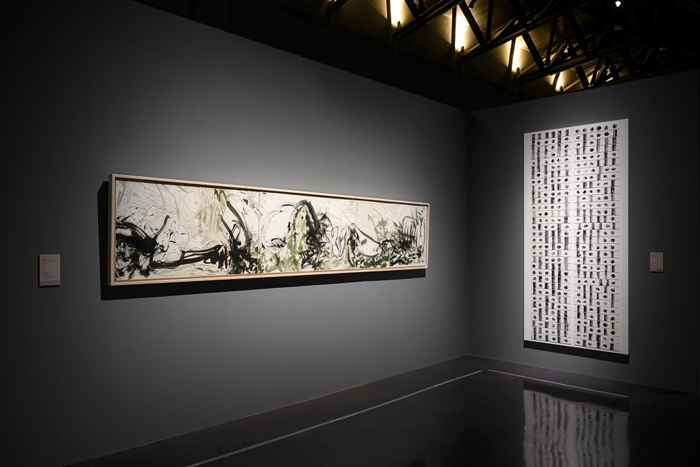 左為楊世芝《南園》、右為吳孟珊《萊布尼茲的計算機進行曲》,於橫山書法藝術館展出一景,展現古典哲思與當代語彙的交織對話。(攝影/ANPIS FOTO 王世邦,桃園市立美術館提供)