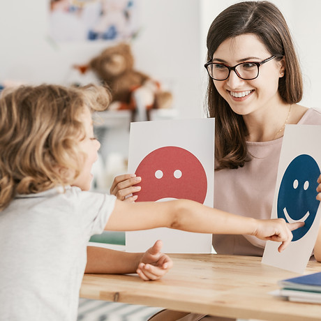 Emotion emoticons used by a psychologist during a therapy session with a child with an aut