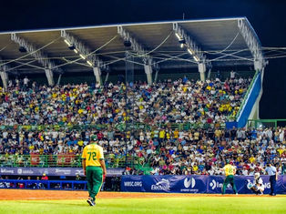 Estadios repletos, multitudes récord y grandes victorias marcaron la jornada inaugural de la Copa Mundial de Softbol Masculino Sub-23 de la WBSC 2026.