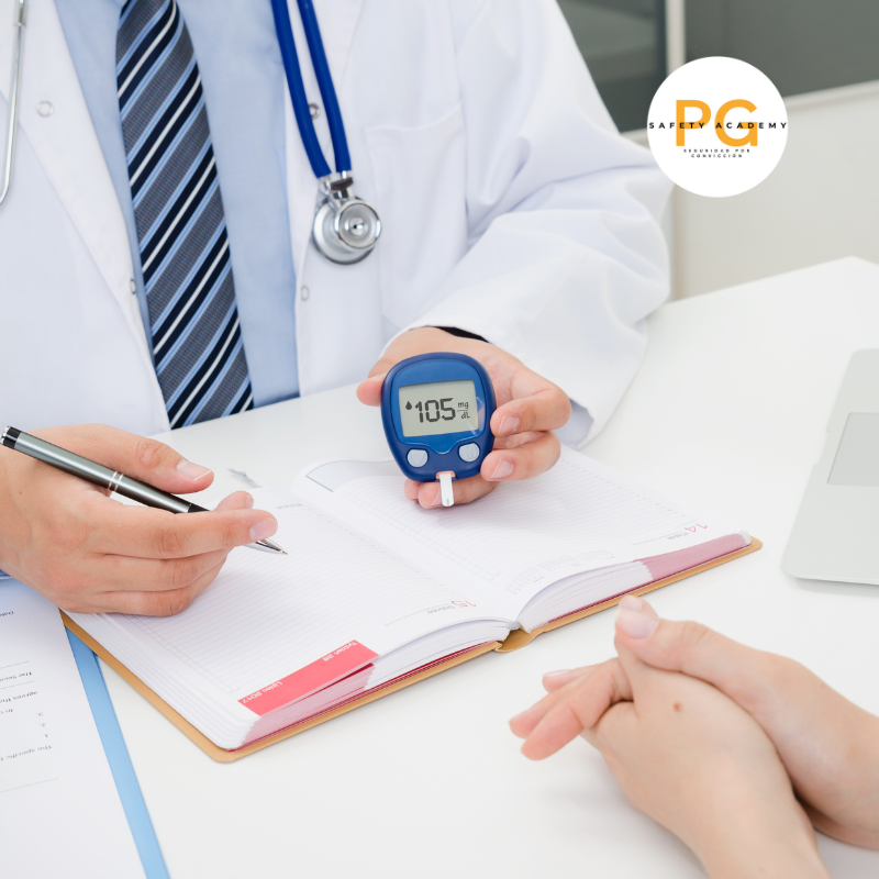 Doctor mide glucosa con medidor azul (105 mg/dL) en consulta. Escritura en cuaderno abierto, ambiente clínico, tensión/pluma en manos.