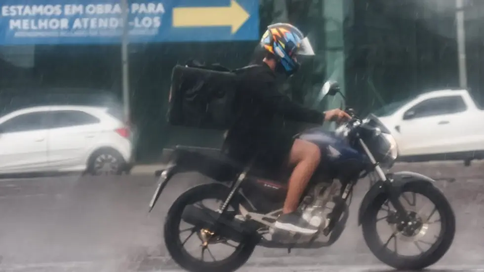 Com chuva, pedidos crescem e motoentregadores faturam mais: ‘Não precisa ter dó’