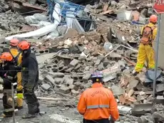 Menina é resgatada com vida após desabamento de prédio em construção em SP