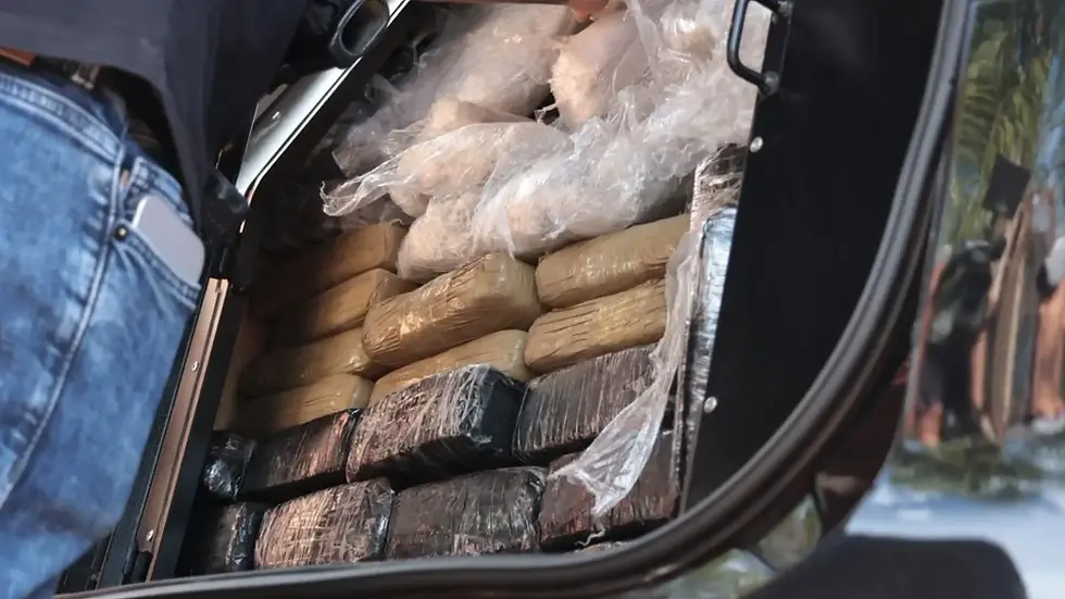 Drogas apreendidas na casa. (Foto: Madu Livramento, Midiamax)