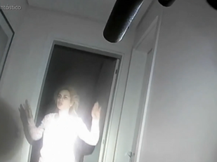 Imagens mostram momento da prisão de Deolane Bezerra em condomínio de luxo