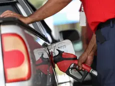 Às vésperas do 2º turno, governo Lula zera impostos federais da gasolina por um mês