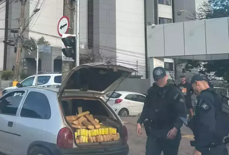 Veículo fica sem gasolina e Polícia descobre carga de maconha