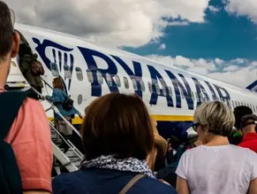 Passageiro é parcialmente sugado por janela de avião após decolagem na Grécia