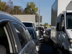 Ataques russos geram enormes congestionamentos em Kiev; veja fotos