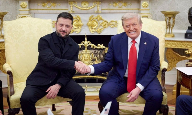 Foto divulgada pelo Serviço de Imprensa Presidencial mostra o presidente dos Estados Unidos, Donald J. Trump (à direita), encontrando-se com o presidente da Ucrânia, Volodymyr Zelensky (à esquerda), no Salão Oval da Casa Branca, em Washington, DC, EUA - EFE/EPA/PRESIDENTIAL PRESS SERVICE