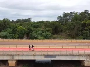 Ponte de concreto substitui travessia de madeira e melhora mobilidade no Parque do Lageado