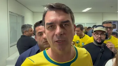 Flávio Bolsonaro divulga carta de seu pai pela qual o classifica como ‘porta-voz’