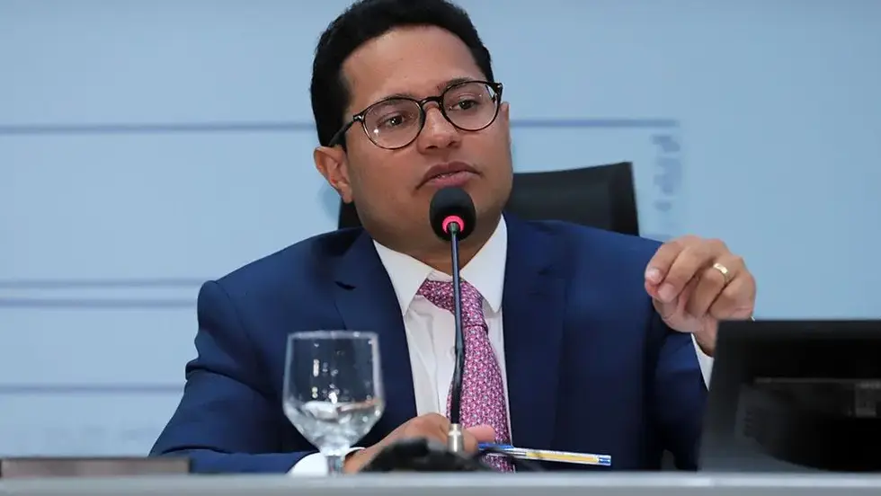 Justiça dá 10 dias para Papy explicar demissão de ex-amante de Sandro Benites