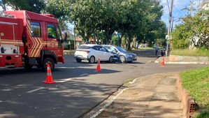 Carros colidem e deixam moradores em alerta sobre acidentes frequentes no Universitário