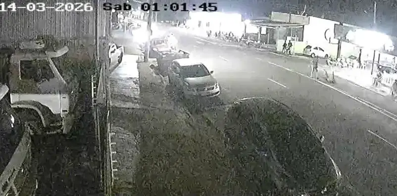 Câmera de segurança registrou o momento da colisão no último sábado (14). (Reprodução)