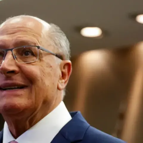‘Urna eletrônica é tão competente que não aceita voto de argentina e americano’, diz Alckmin