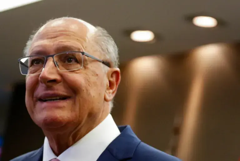 ‘Urna eletrônica é tão competente que não aceita voto de argentina e americano’, diz Alckmin