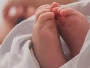 Mãe de bebê morto diz que não o levou ao médico por achar que marcas roxas eram normais