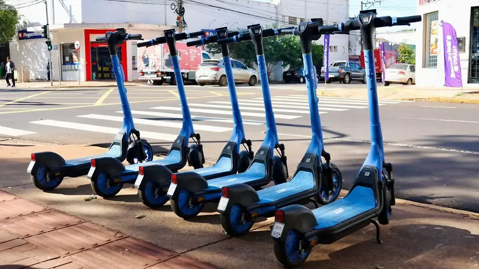 Patinetes elétricos estão espalhados pelo Centro de Campo Grande. (Foto: Marcos Ermínio/Jornal Midiamax)