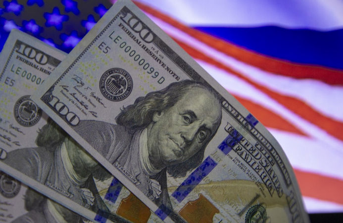 Dólar fecha a R$ 5,06 e atinge o menor nível em dois anos