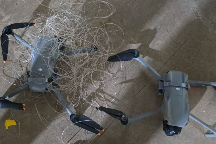Dois drones usados na tentativa de levar celulares e drogas para a Máxima de Campo Grande foram interceptados nesta quinta-feira (20). - Foto: Divulgação/Agepen.