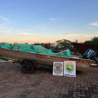 PF e BPFron apreendem embarcação carregada com cigarros paraguaios