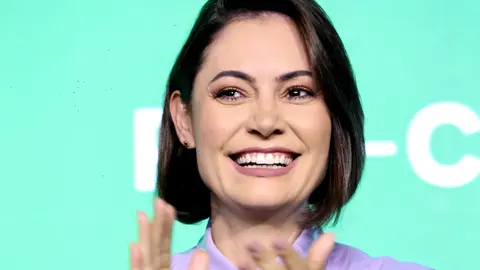 Após gravações de campanha, Michelle Bolsonaro nega mágoas e busca selar trégua com Flávio