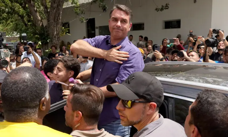 Bolsa de SP abre em alta de 9% após 1º turno liderado por Flávio Bolsonaro