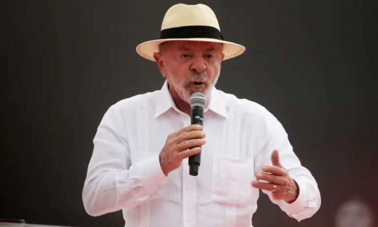 "Governar não é para aventureiros": Lula critica Flávio Bolsonaro por ceticismo climático