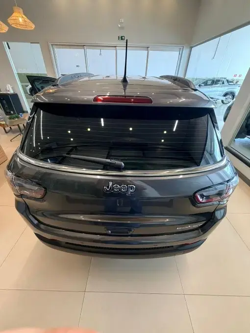 Advogada compra Jeep Compass 0 km em concessionária e acha ‘arranhões e porta repintada’