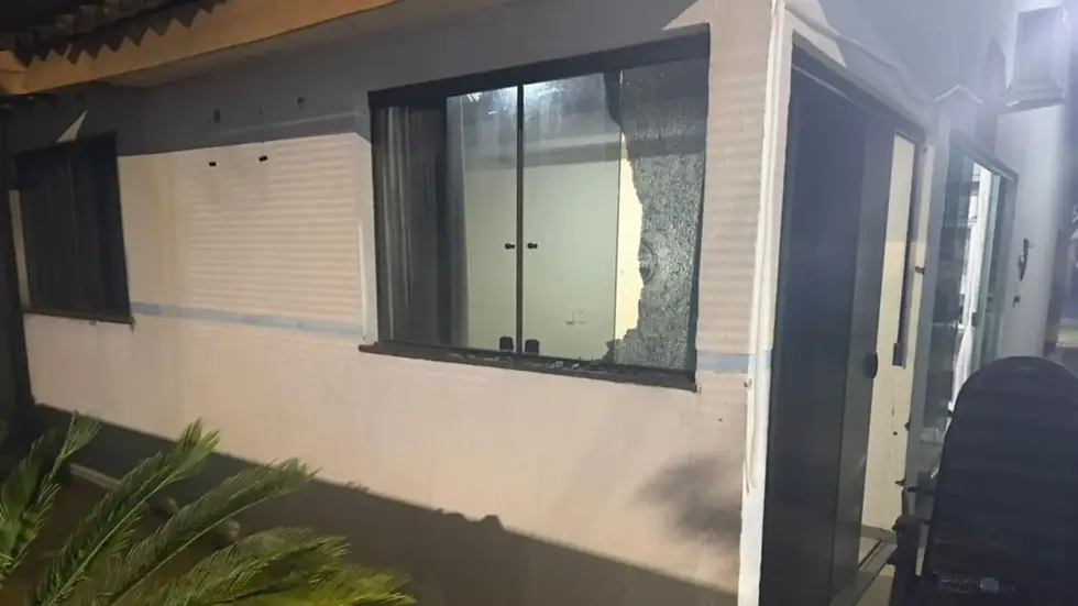 Marcas de tiros na casa de uma das vítimas. (Foto: A Gazeta News)