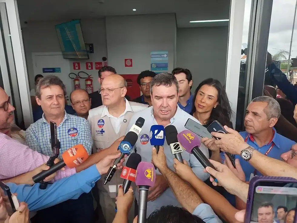 Governador Eduardo Riedel (PP) durante entrevista na inauguração do Hospital Regional de Dourados neste sábado (Foto: Ermeson Gamarra)